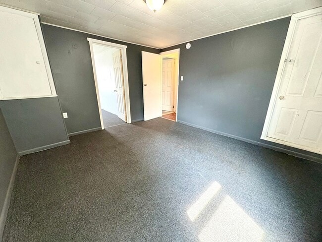 Building Photo - 2 Bedroom 1 Bathroom in Lebanon!