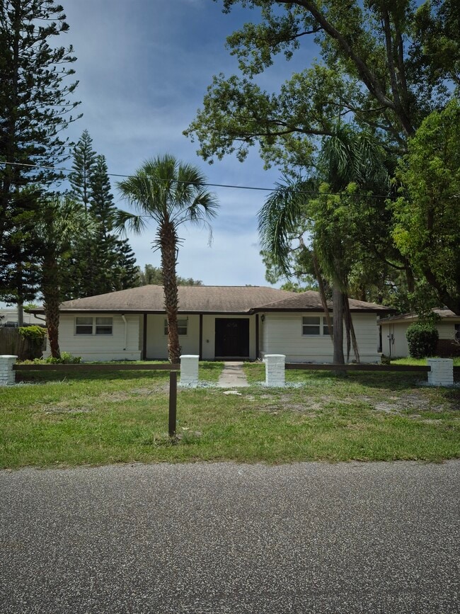 Building Photo - 5311 Luna Vista Dr