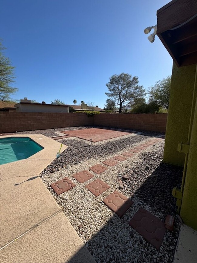 Building Photo - Northwest- 3 bedroom/ 2 bathroom with pool!