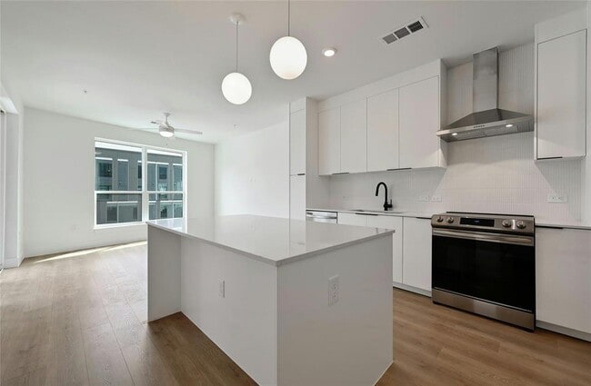 Primary Photo - 1701 Simond Ave Ave