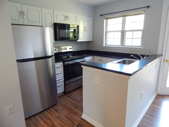 Building Photo - Cozy TH in Great Alexandria Location!