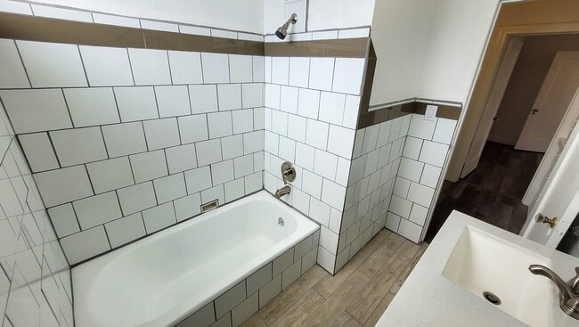 Building Photo - Large 3 Bedroom 2 Bath House!