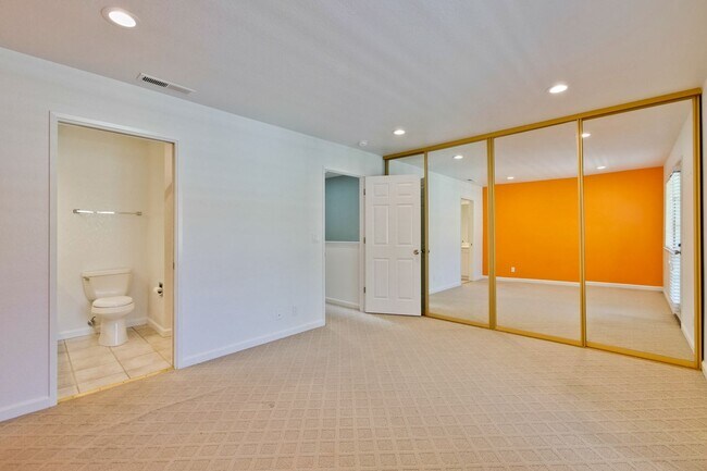 Building Photo - 2-Suite Townhome in Whisman Station Area | Easy Access to 101/237/85