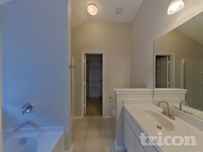 Building Photo - 1228 Artesia Dr