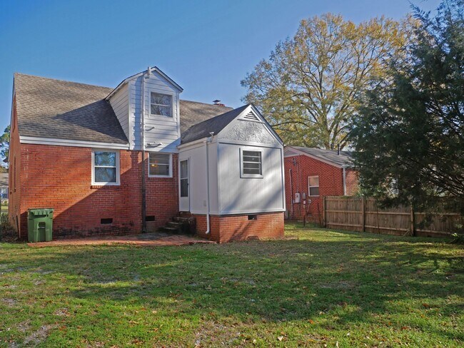 Building Photo - AVAILABLE NOW!!!
