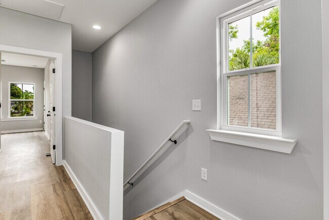 Building Photo - 312 E Blount St