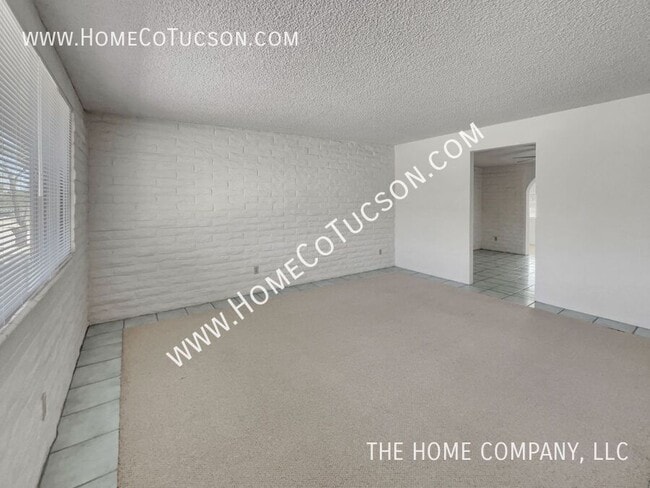 Building Photo - 8905 N Hickory Dr