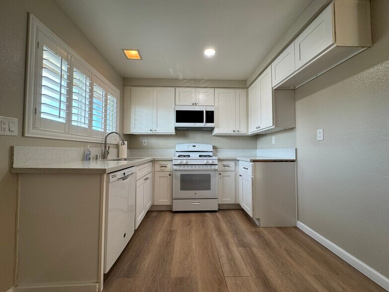 Kitchen - 1117 Oxford Dr