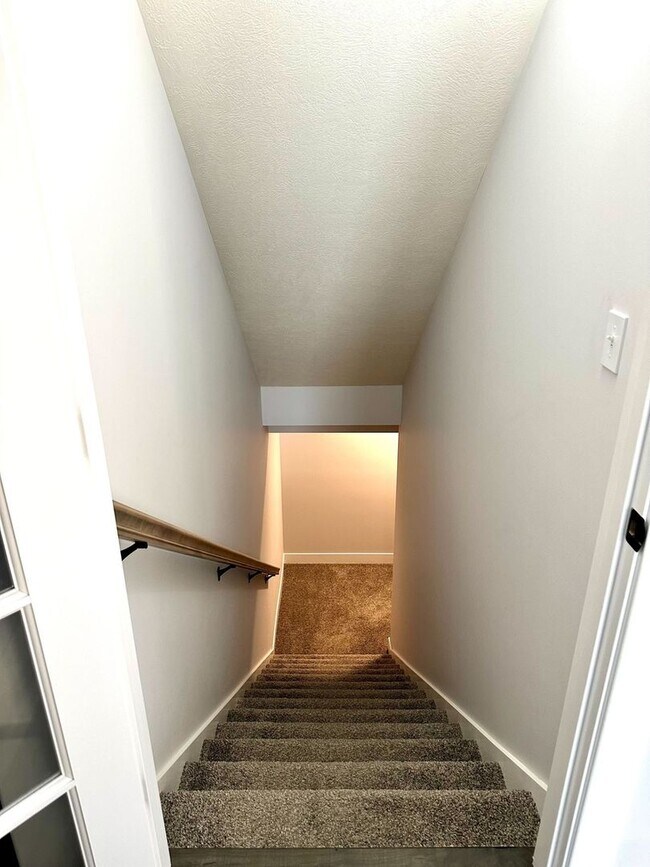 Building Photo - Spacious 5 Bed Home in Bloomington