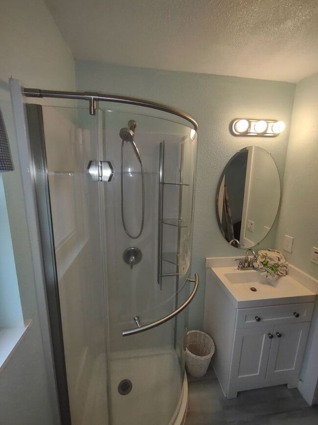 Building Photo - Studio Apt in Private Setting