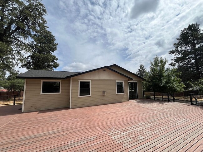 Building Photo - Amazing 4 Bed/3 Bath Home on One Acre with...