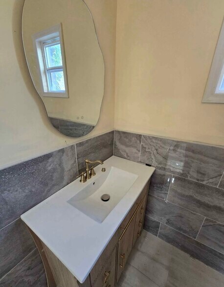 Building Photo - 541 5th Ave