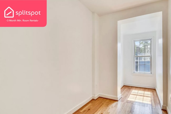 Building Photo - Private room in 4 bedroom Washington Apart...