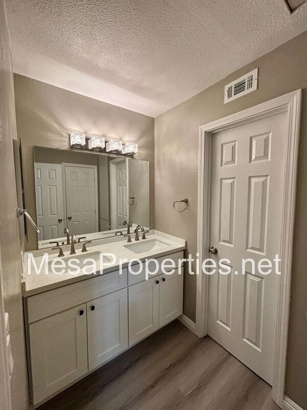 Building Photo - 1749 E Fairfield Ct