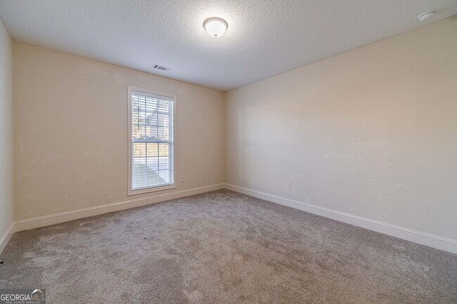 Building Photo - 583 Embassy Walk