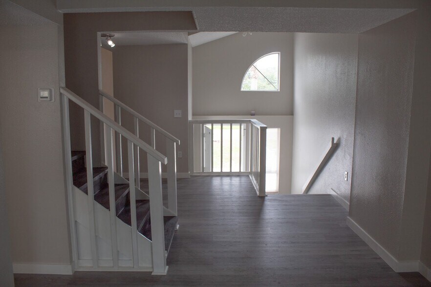 Building Photo - 7023 Oakwood Dr
