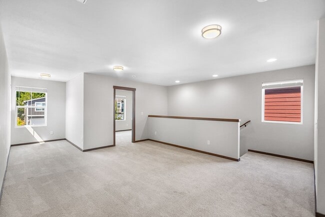 Building Photo - Newer 5 Bedroom Home off Loxie Eagans! Min...