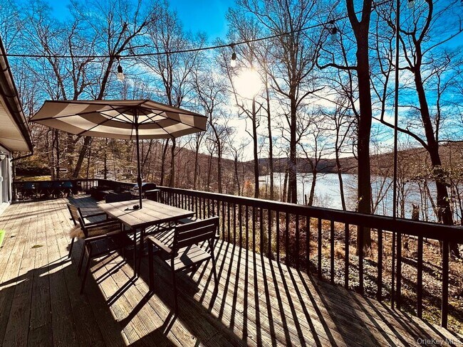 Building Photo - 117 Seven Hills Lake Dr