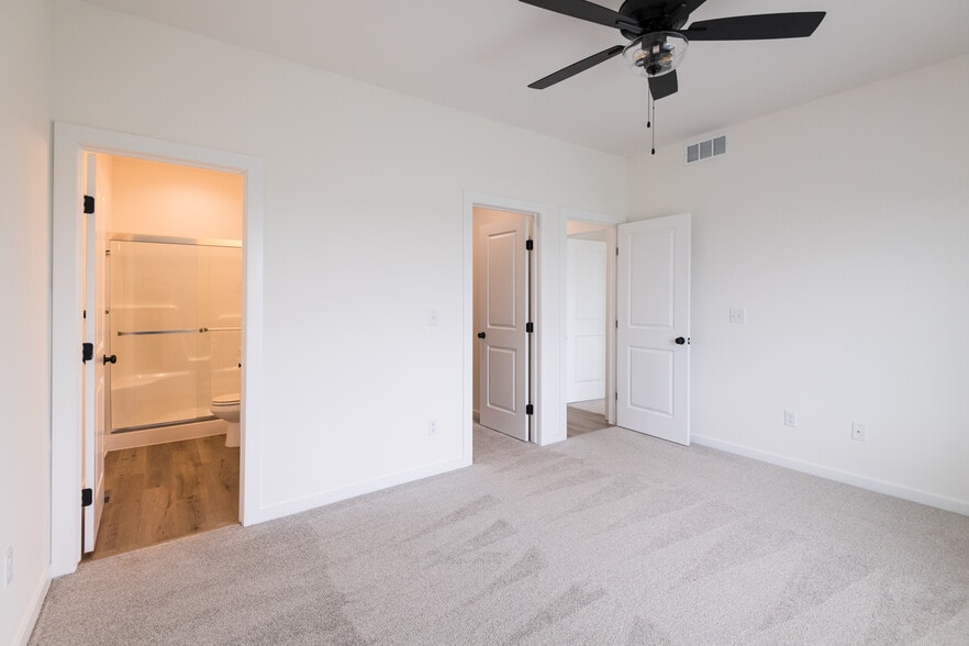 Master Suite - 5347 Pinecrest Ct N