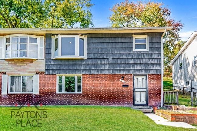 Building Photo - Spacious Single Family home with Huge Back...