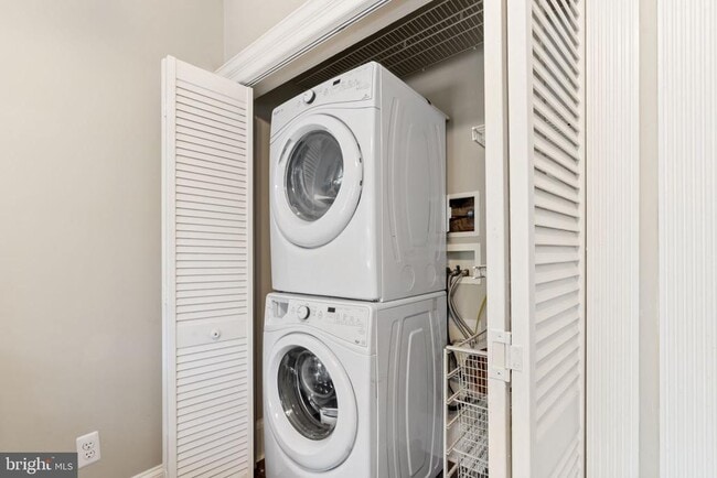 Building Photo - 858 S Front St