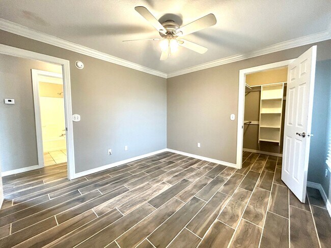 Building Photo - Spacious 3 bed 2 bath Single Family with a Large Fenced Backyard!