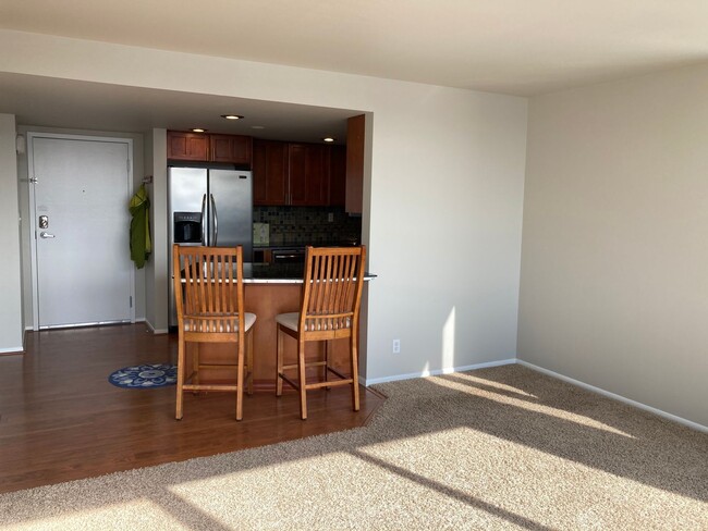 Building Photo - Modern 1 bedroom condo with amazing mounta...