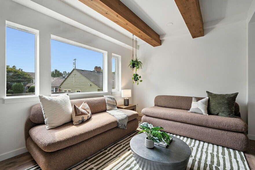 Building Photo - 925 NE 23rd Ave