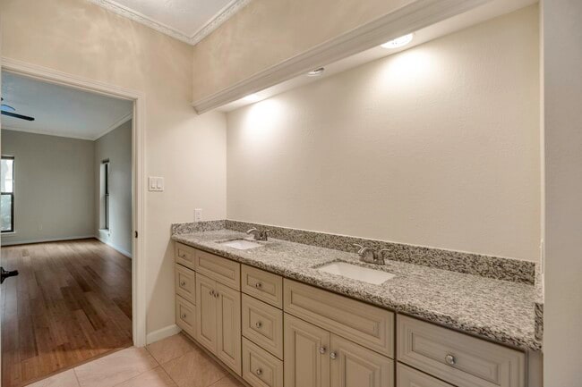 Building Photo - 1126 Crossroads Dr