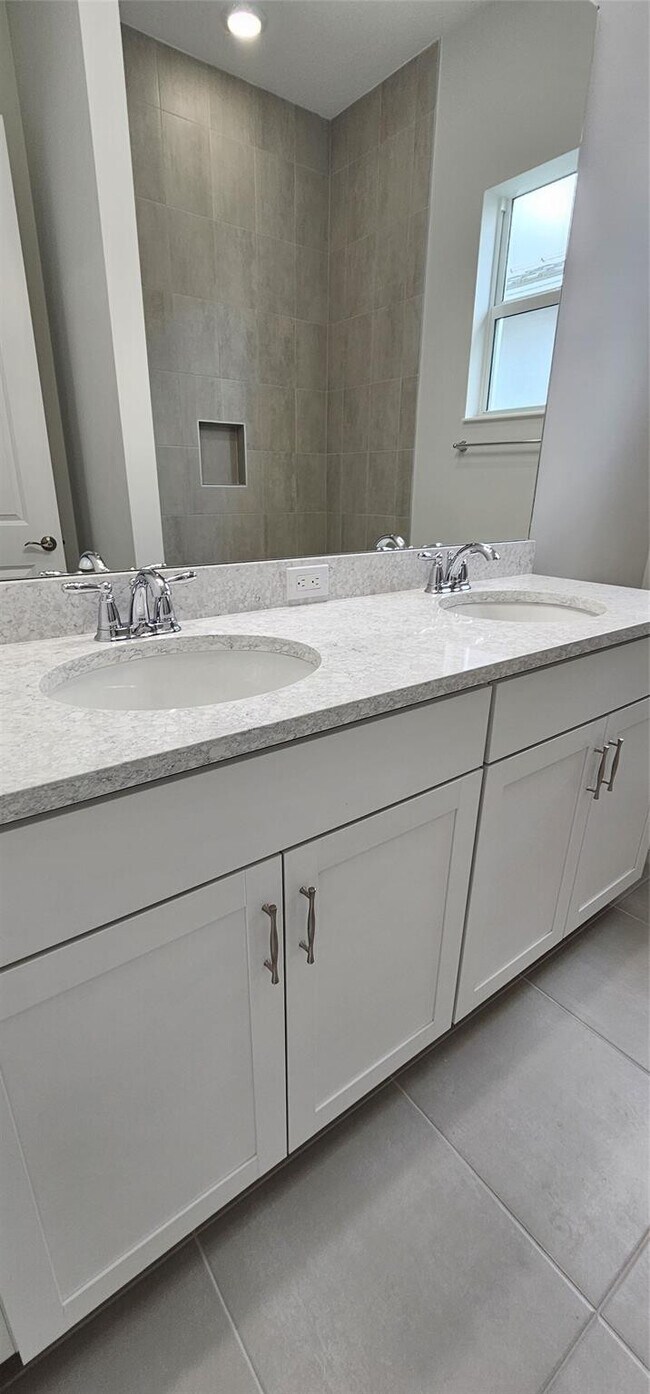 Building Photo - 5461 Empire Dr