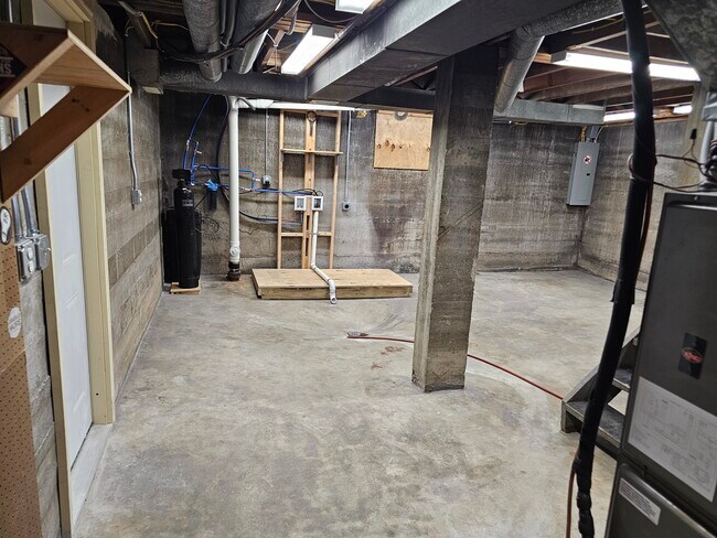 Building Photo - 2 N Benton St