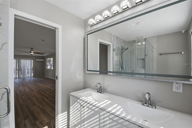 Building Photo - 405 Shore Dr E