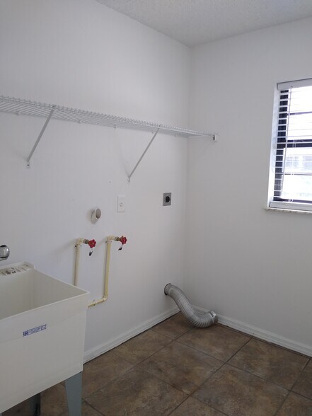 Building Photo - 113 Water Trak