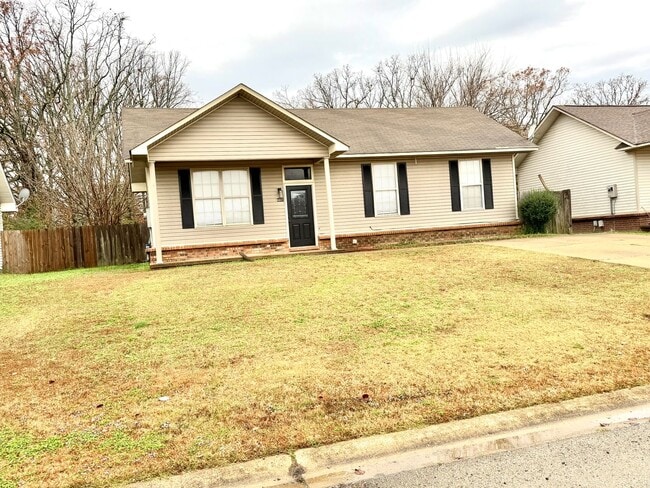 Primary Photo - 3 Bed / 2 Bath in Jonesboro Available Now!