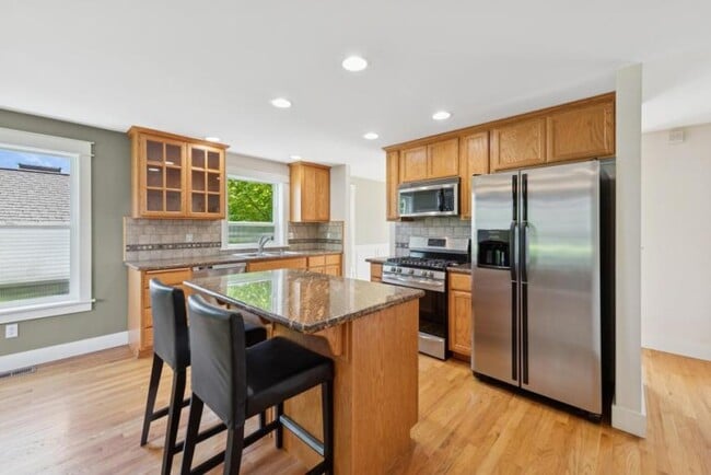 Building Photo - 4 bedroom in Seattle WA 98103