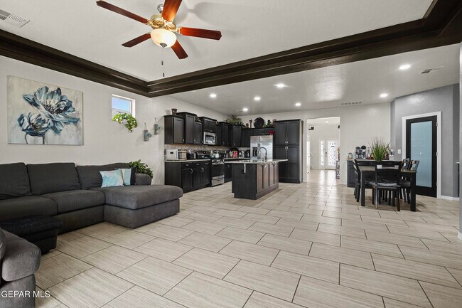 Building Photo - 212 S Manzanita Dr