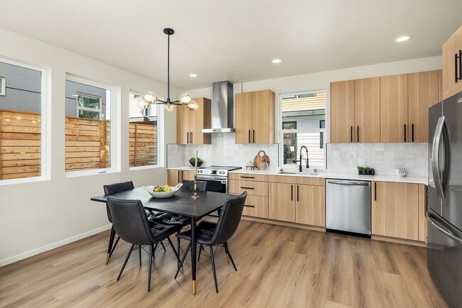 Building Photo - New Ballard Townhome