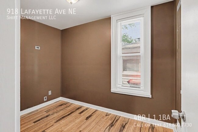 Building Photo - 918 Lafayette Ave NE