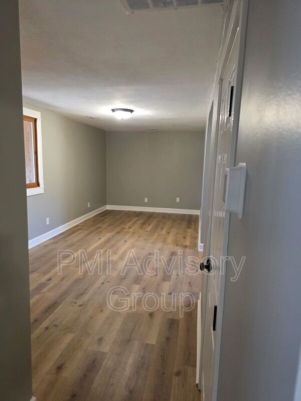 Building Photo - 1407 NE Sardou Ave