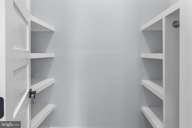 Building Photo - 342 W Queen Ln