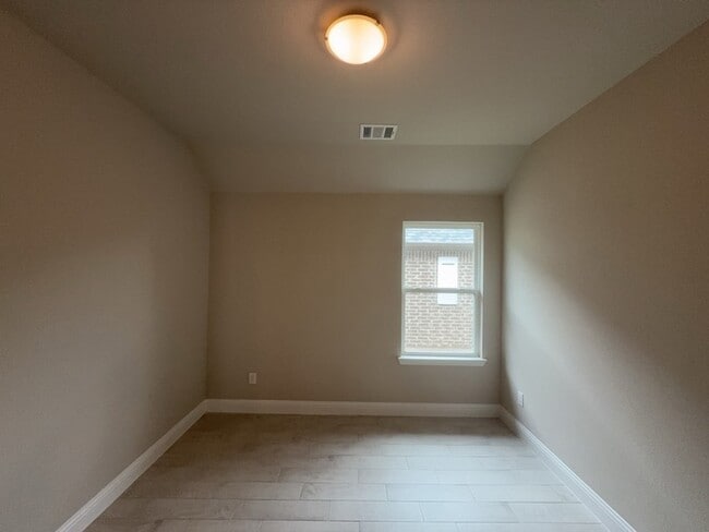 Building Photo - 612 Amenduni Ln