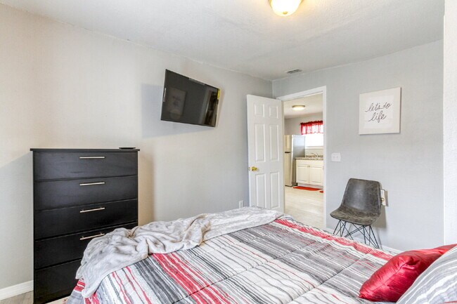 Building Photo - Beautifully Remodeled 3BR Duplex Near Parks, Schools & New Rec Center — Utilities Included. Secti...