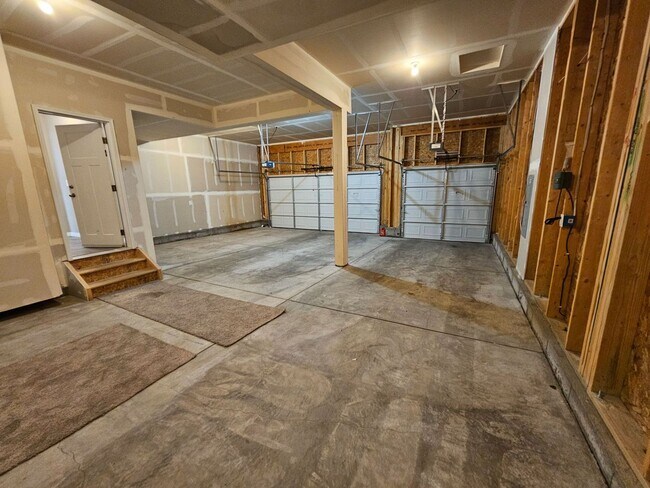 Building Photo - Beautiful 5 Bedroom, 3.5 Bath, 4 Car Garag...