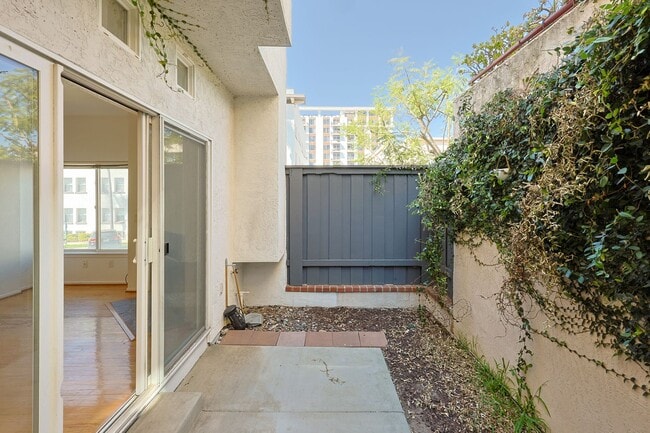 Building Photo - 2 Bed / 2.5 Bath Condo – Walk to Balboa Park!