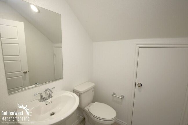 Building Photo - Newly Built 3Bdm 2.5Ba Home with Private Backyard in Prime Location.