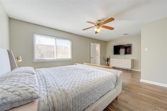 Building Photo - 2379 Briarwest Blvd