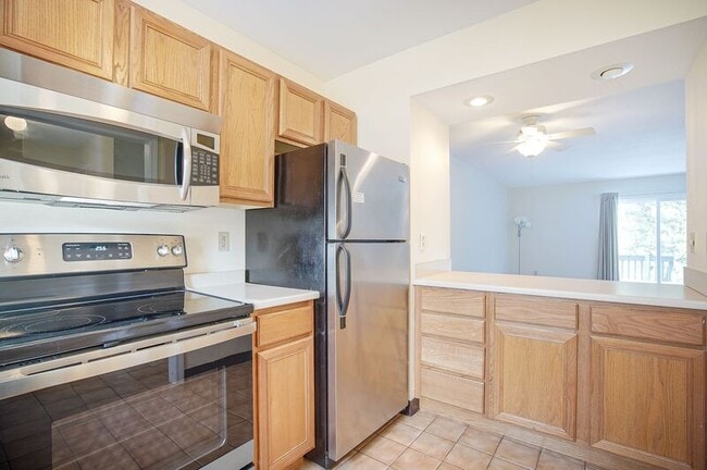 Building Photo - 10 Oak Ridge Dr