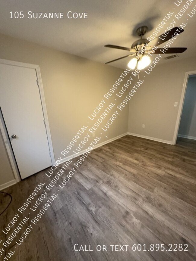 Building Photo - Updated 4-Bedroom Duplex with Fireplace in...