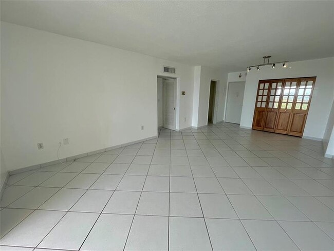 Building Photo - 400 Kings Point Dr