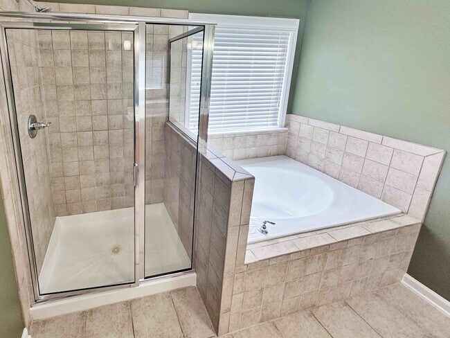 Building Photo - 6BR, 4BA, In-Law Suite